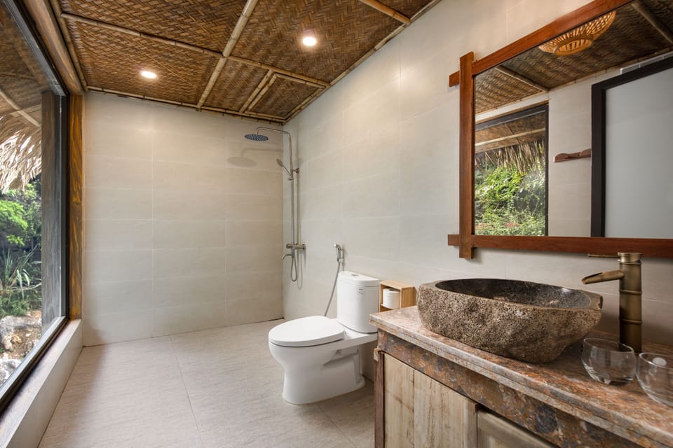 Shower, rainfall showerhead, free toiletries, hair dryer