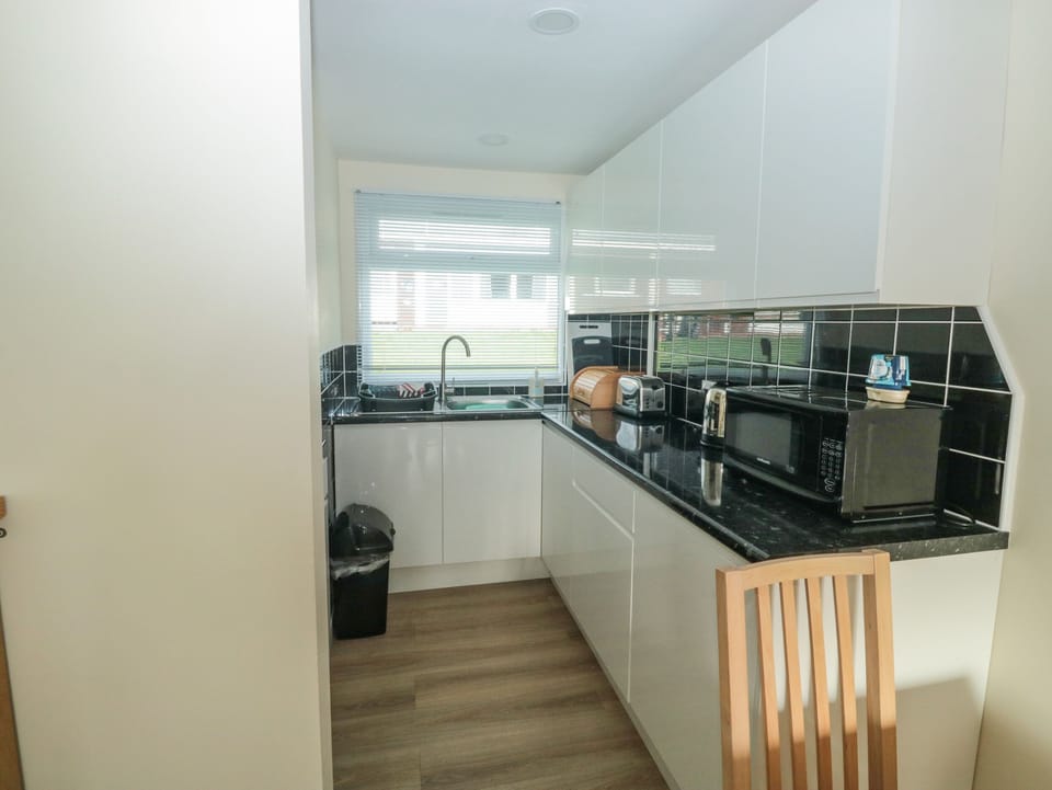 Cottage | Private kitchen | Fridge, electric kettle, toaster, cookware/dishes/utensils