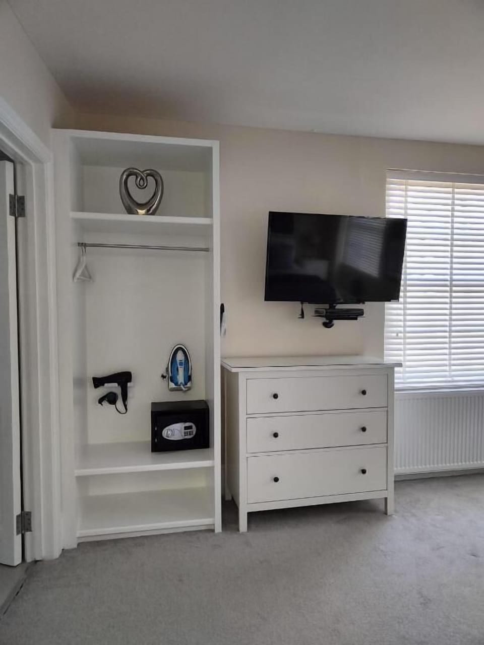 Deluxe Double Room | Iron/ironing board, free WiFi, bed sheets