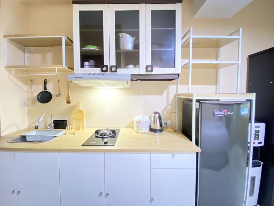 Studio | Private kitchen | Fridge, stovetop, cookware/dishes/utensils