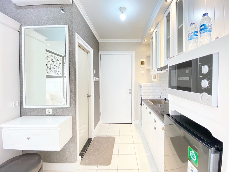 Studio | Private kitchen | Fridge, stovetop, cookware/dishes/utensils