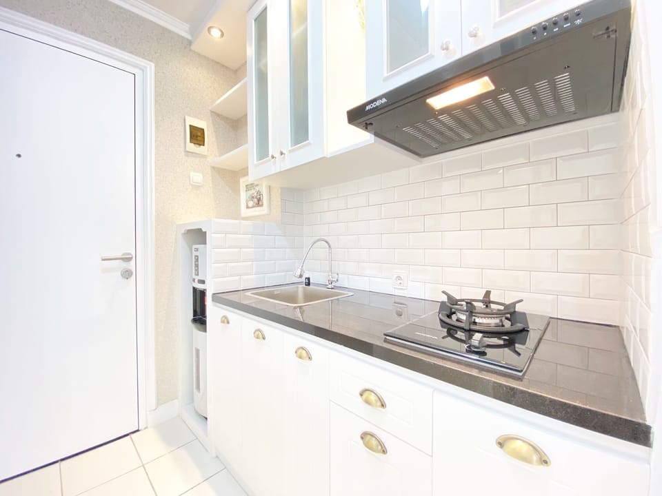 Studio | Private kitchen | Fridge, stovetop, cookware/dishes/utensils