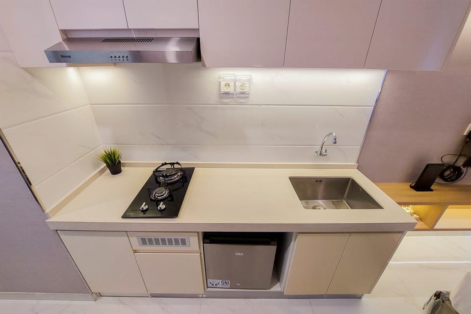 Studio | Private kitchen | Fridge, stovetop, cookware/dishes/utensils