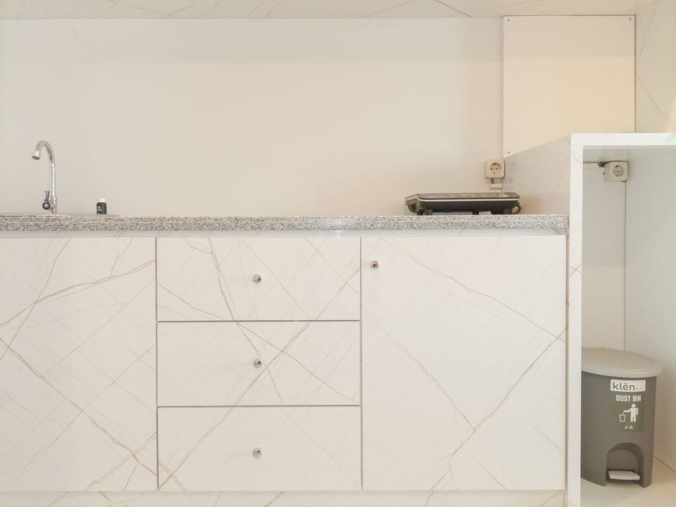Studio | Private kitchen | Fridge, stovetop, cookware/dishes/utensils