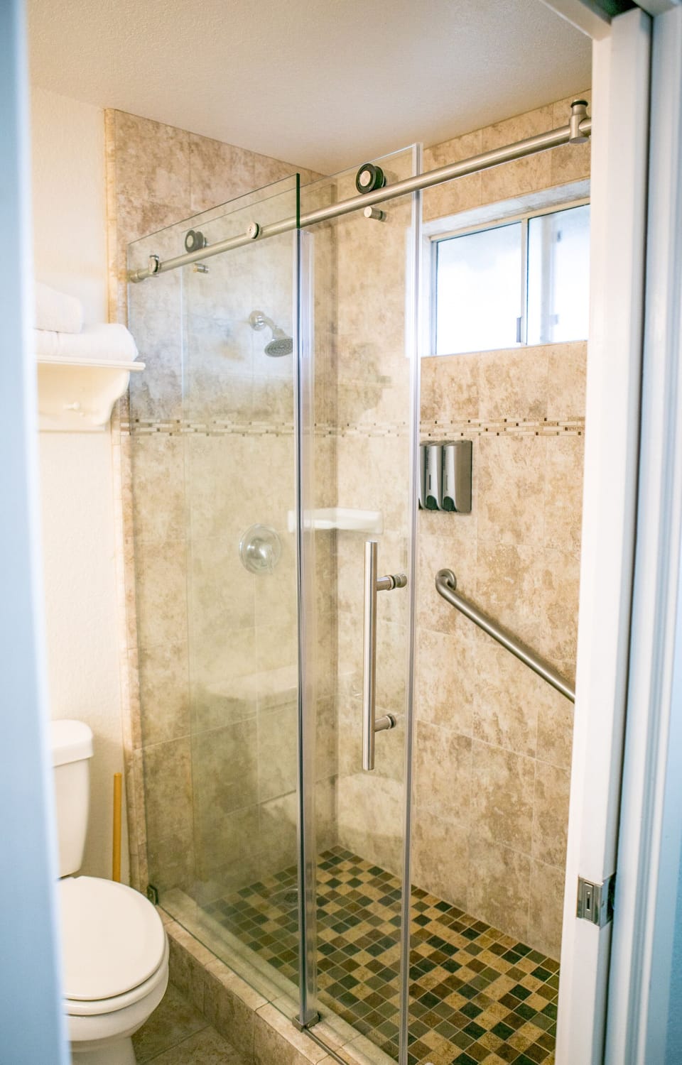 Traditional Room, 1 King Bed | Bathroom | Shower, free toiletries, hair dryer, towels
