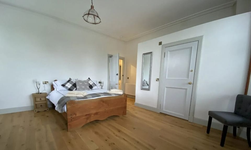 Triple Room | Laptop workspace, free cribs/infant beds, bed sheets