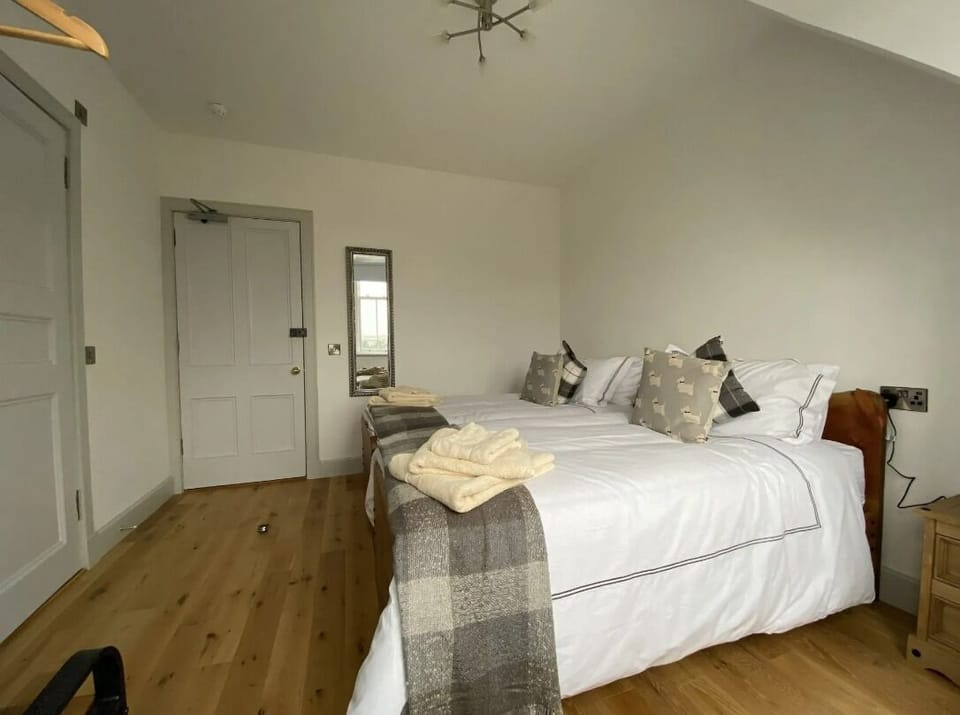 Laptop workspace, free cribs/infant beds, bed sheets