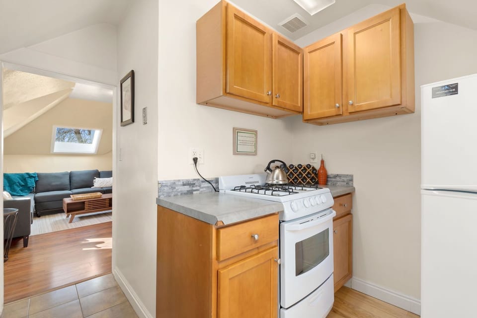 Apartment, 2 Queen Beds, Patio, Garden View (118 Whitcomb - Unit B (upper)) | Private kitchen | Fridge, microwave, oven, stovetop