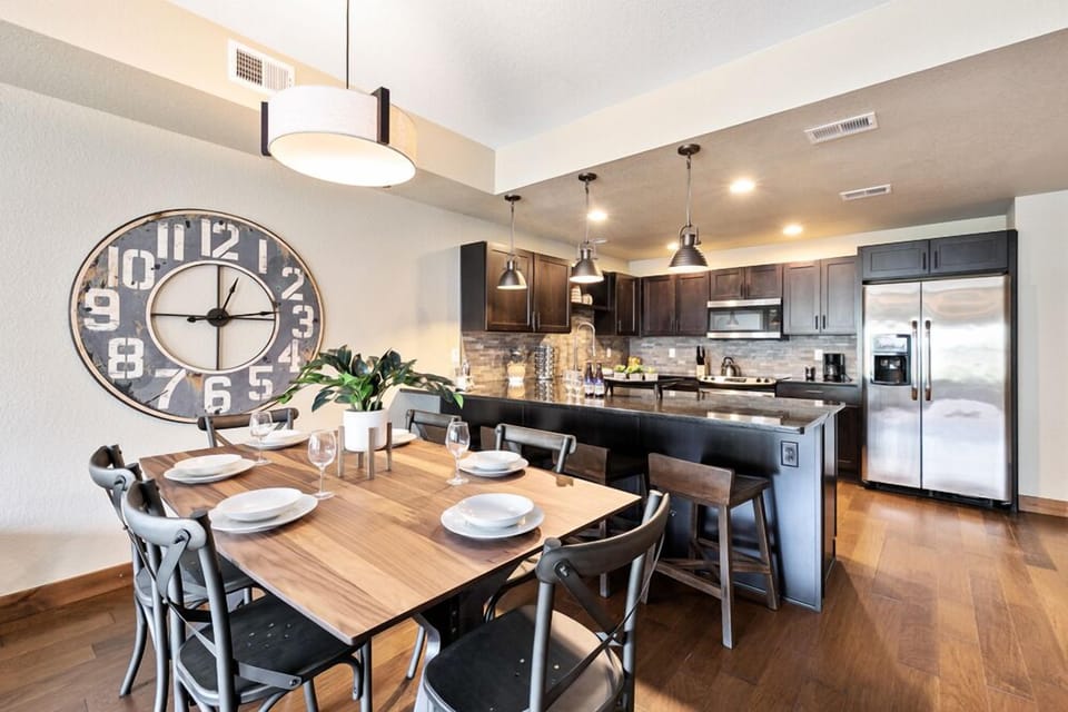 Townhome, Multiple Beds, Kitchen, Garden View (850 Baum St. (Unit C)) | Private kitchen | Fridge, microwave, oven, stovetop