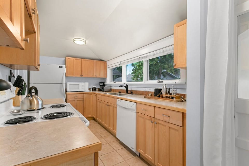 House, Multiple Beds, Hot Tub, Garden View (523 Peterson St.) | Private kitchen | Fridge, microwave, oven, stovetop