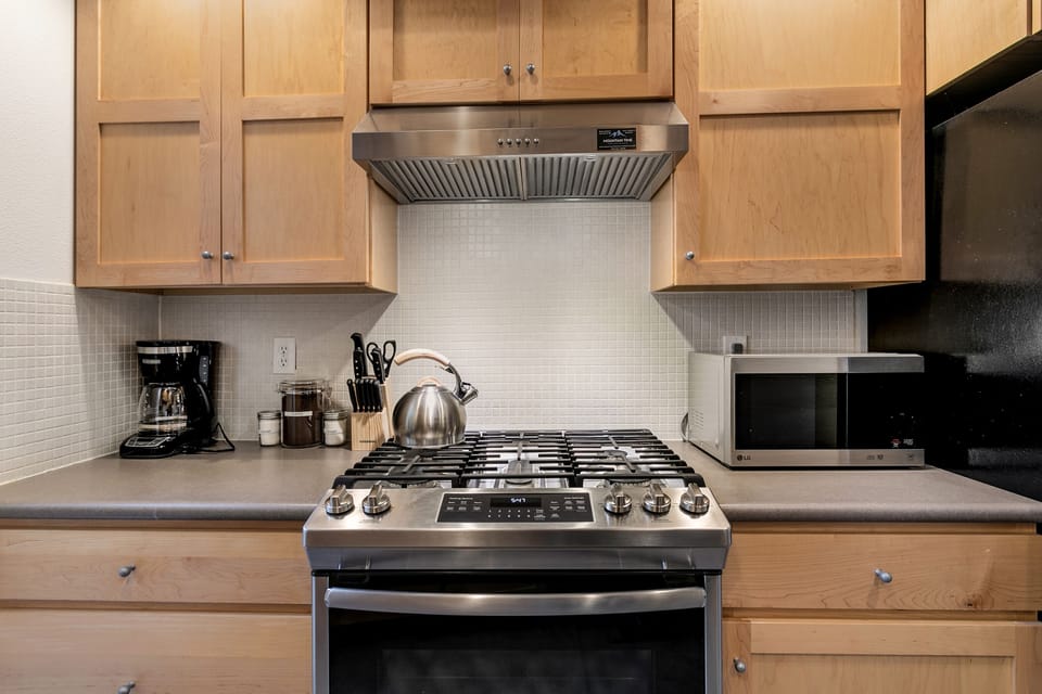 House, Multiple Beds, Patio, Garden View (827 Heschel St. (Unit B)) | Private kitchen | Fridge, microwave, oven, stovetop