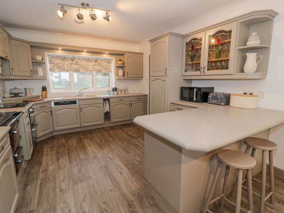 Fridge, dishwasher, cookware/dishes/utensils