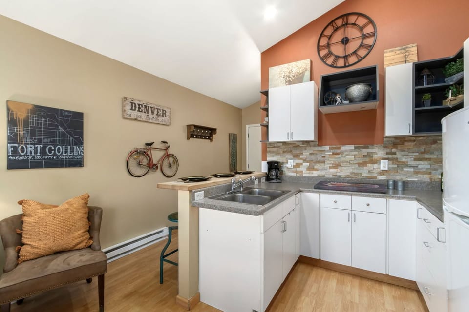 Apartment, Multiple Beds, Kitchen, Garden View (426 N. Loomis Ave.) | Private kitchen | Fridge, microwave, coffee/tea maker, cookware/dishes/utensils