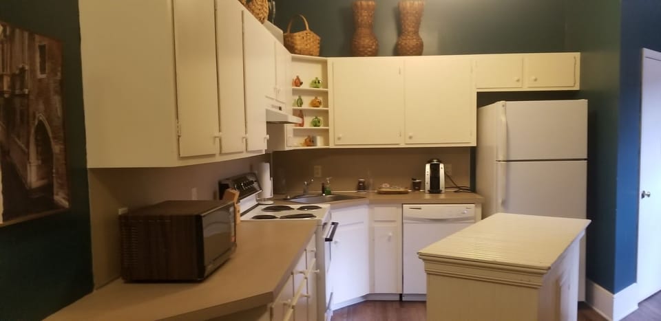 Deluxe Suite, 2 Bedrooms, Non-Smoking, Kitchen (Room 2) | Private kitchen | Fridge, coffee/tea maker