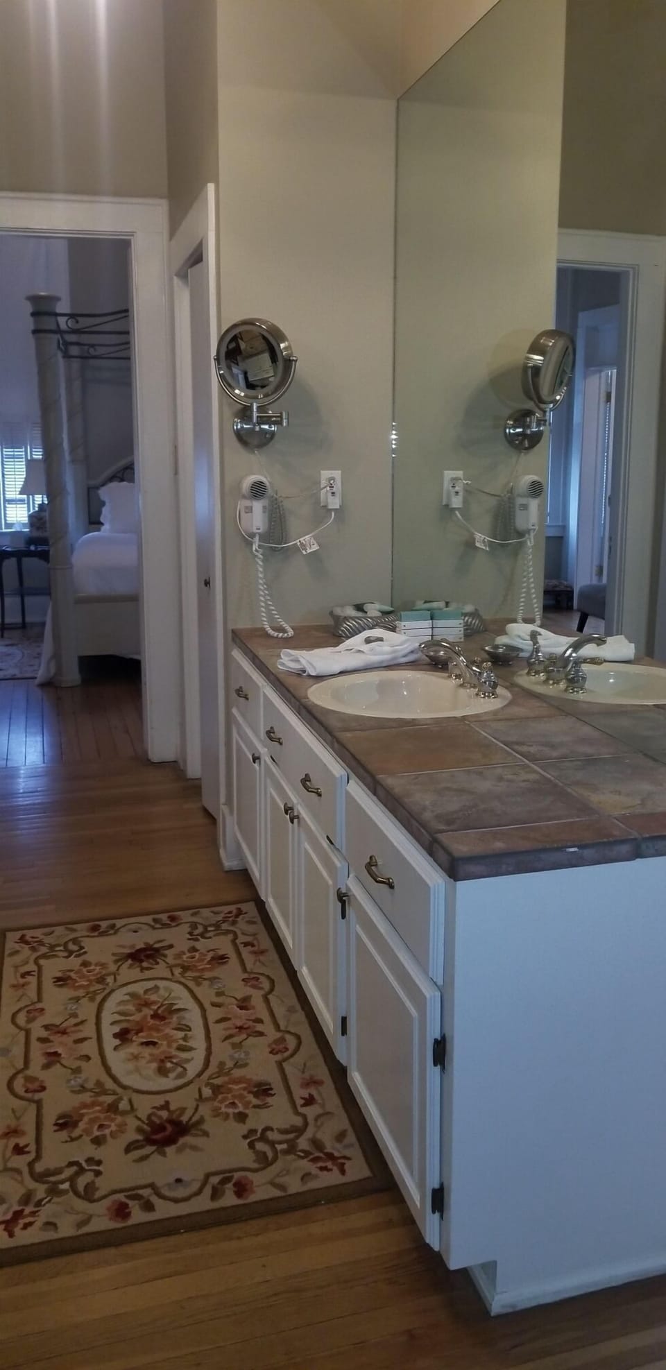 Deluxe 2 Bedroom Suite, Non-Smoking, Kitchen (Room 25) | Bathroom | Combined shower/tub, free toiletries, hair dryer, towels