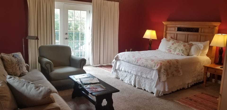 Signature Courtyard Room, 1 Queen Bed, Non-Smoking (Rooms 4-10) | Desk, iron/ironing board, free WiFi, bed sheets
