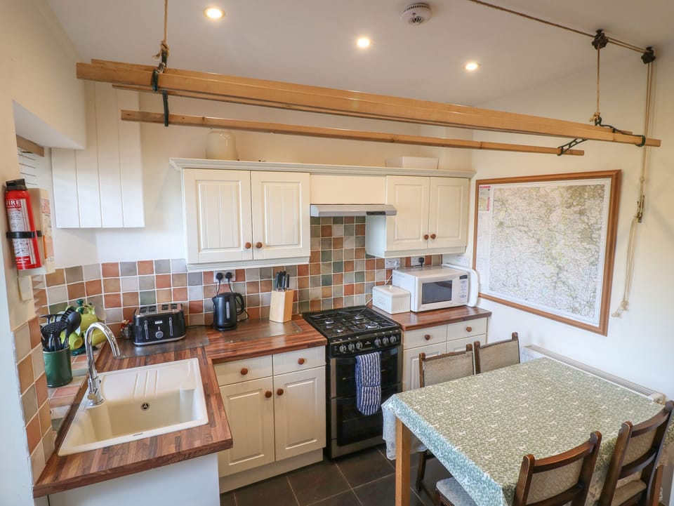 Cottage | Private kitchen | Fridge, electric kettle, toaster, cookware/dishes/utensils