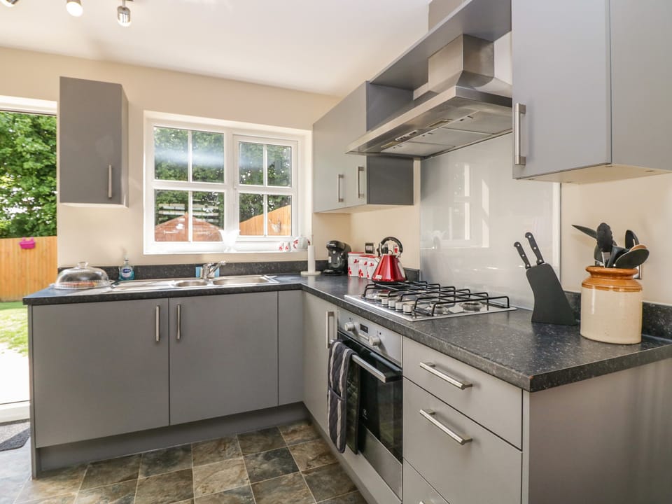 Cottage | Private kitchen | Fridge, electric kettle, toaster, cookware/dishes/utensils