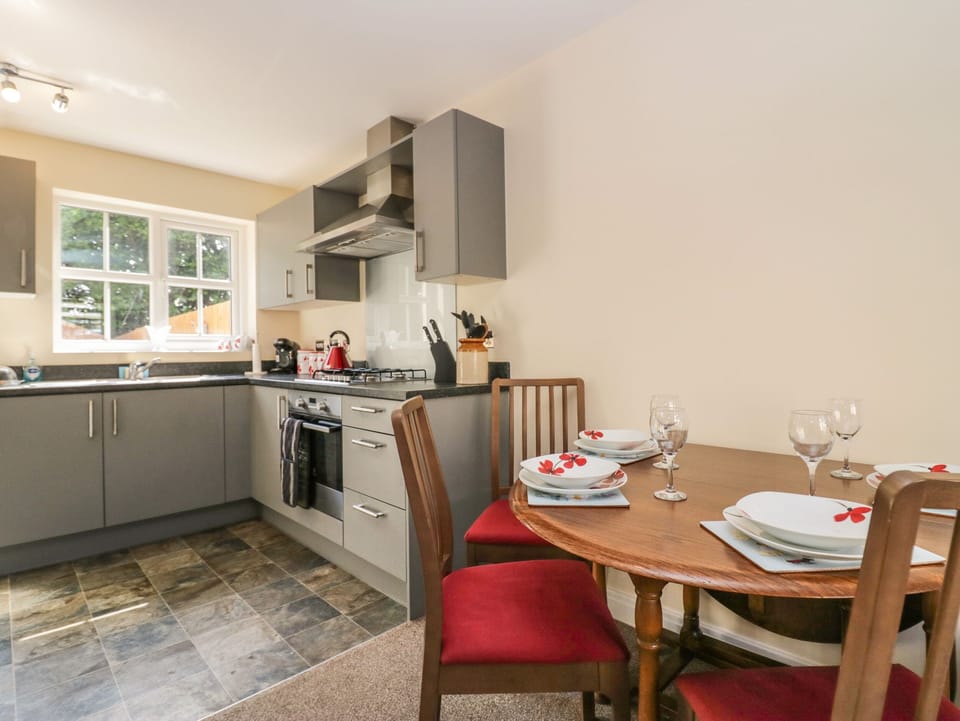 Cottage | Private kitchen | Fridge, electric kettle, toaster, cookware/dishes/utensils
