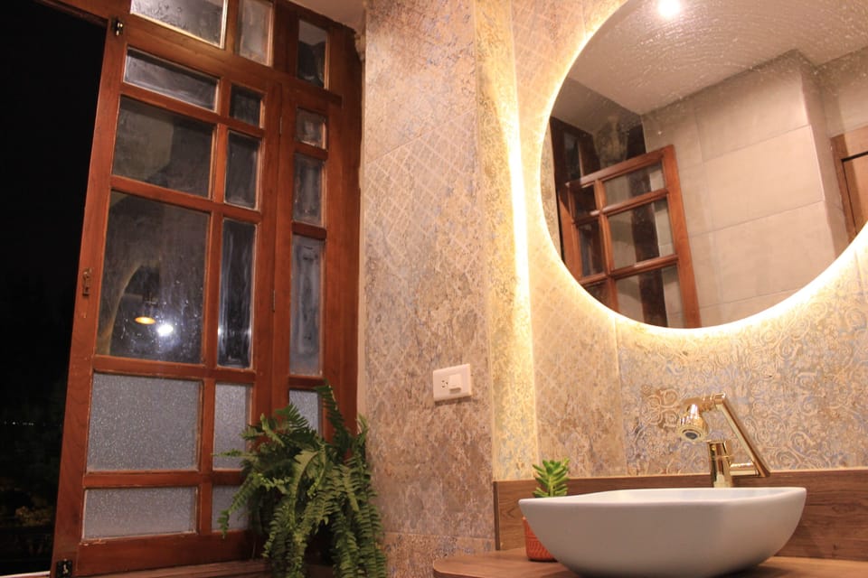 Shower, rainfall showerhead, free toiletries, towels