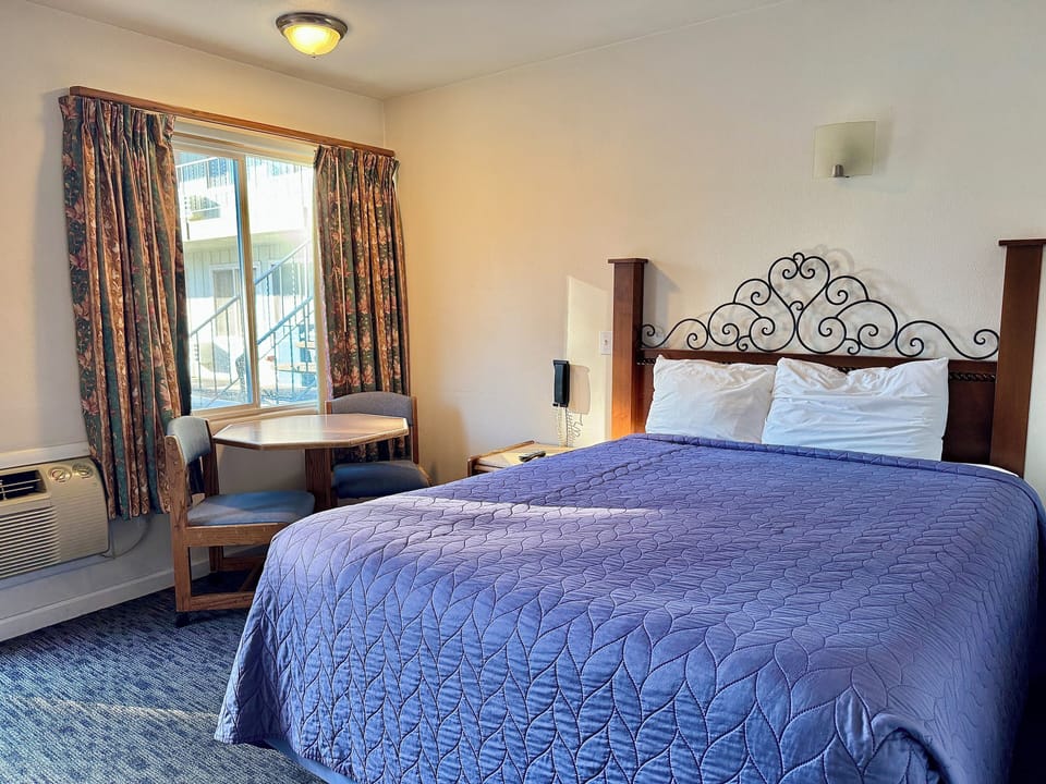 Standard Room, 1 Queen Bed, Non Smoking | Desk, blackout drapes, free WiFi, alarm clocks