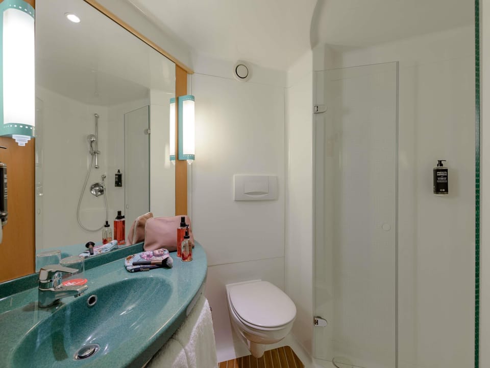 Standard Room, 2 Twin Beds | Hypo-allergenic bedding, desk, blackout drapes, soundproofing