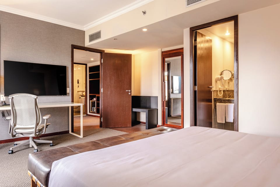 Family Room | Minibar, in-room safe, desk, blackout drapes