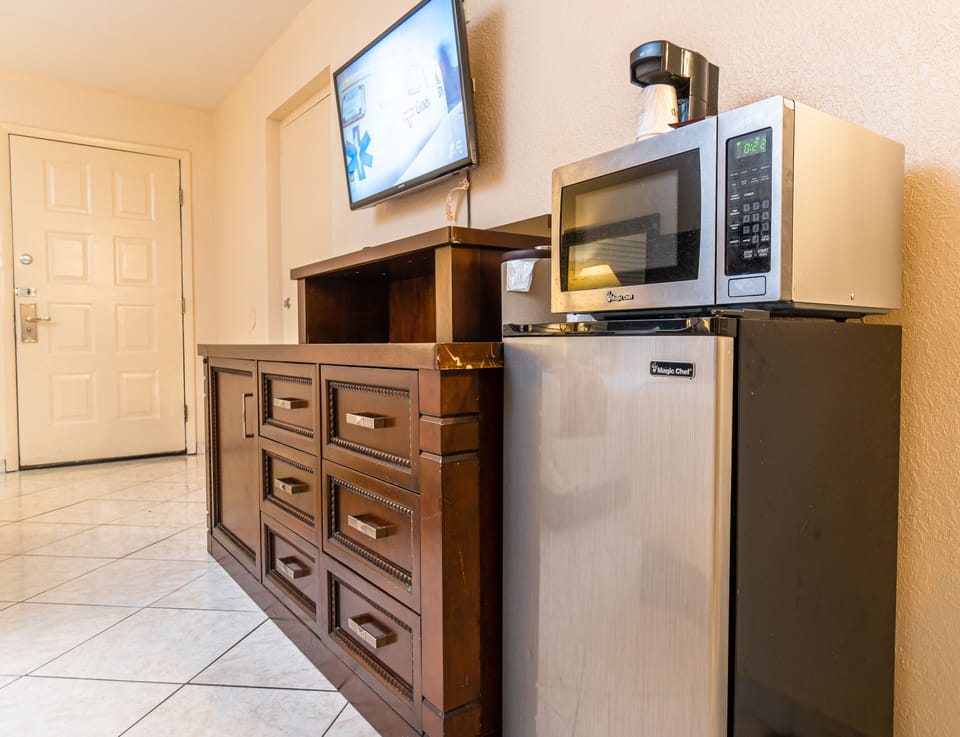 Deluxe Room, 1 King Bed | Television