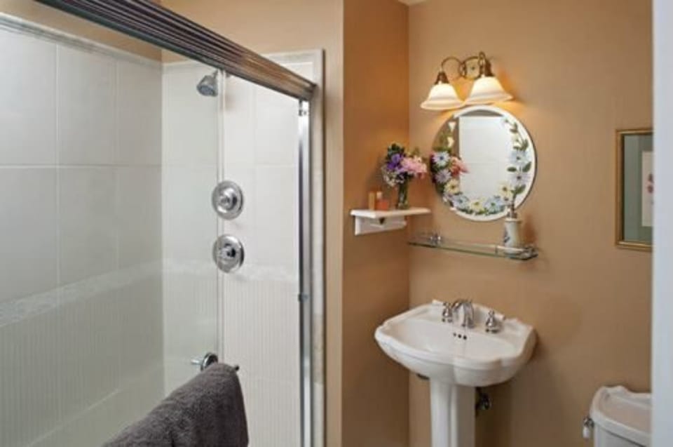 Suite (Lenape) | Bathroom | Shower, hair dryer, bathrobes, towels