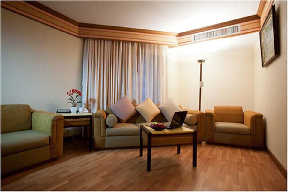 Premier Room, 1 Double or 2 Single Bed  | Living area | TV