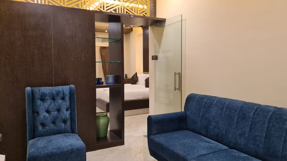 Premium Room | In-room safe, desk, iron/ironing board (on request), WiFi (free)