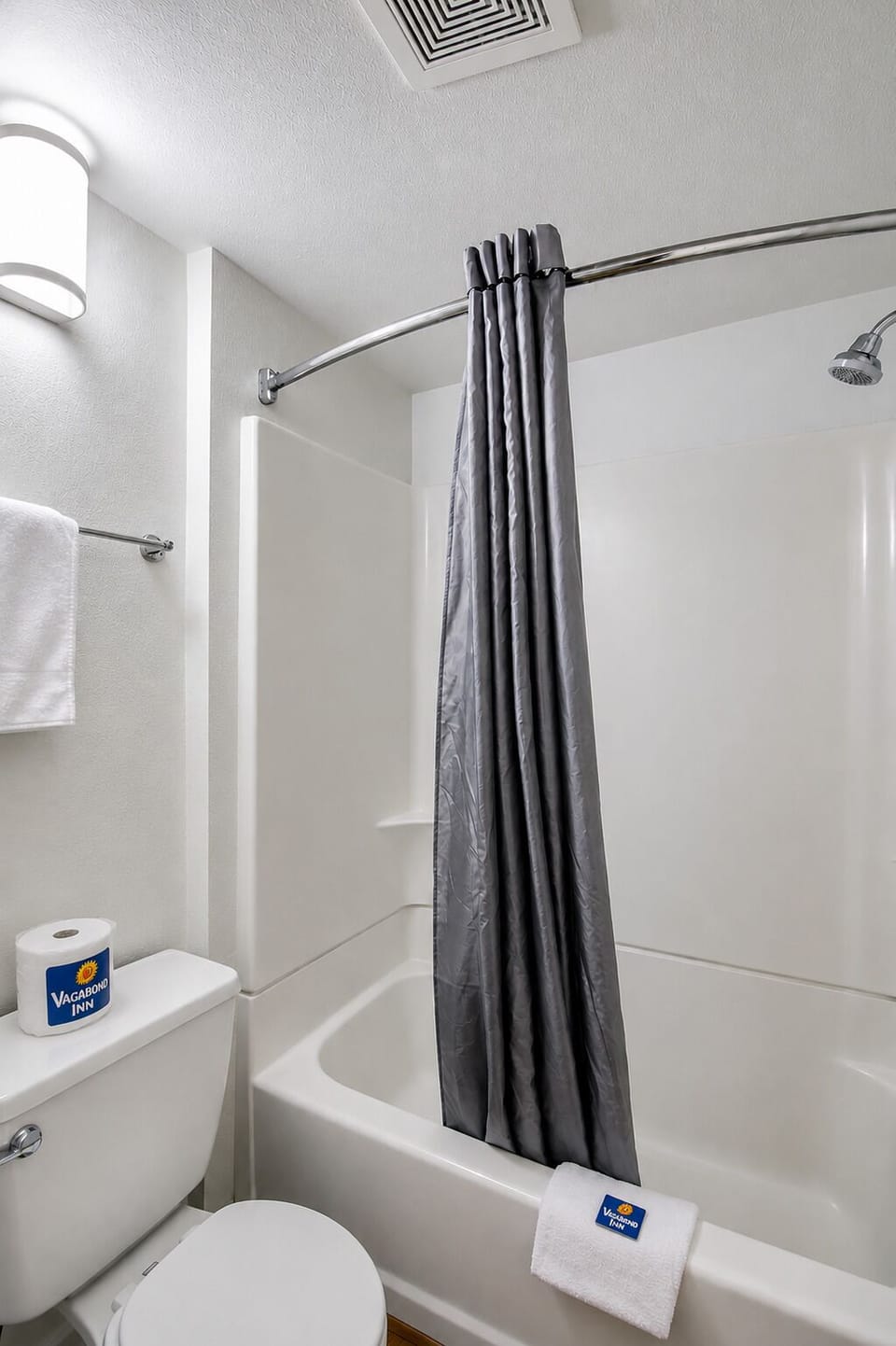 Combined shower/tub, towels