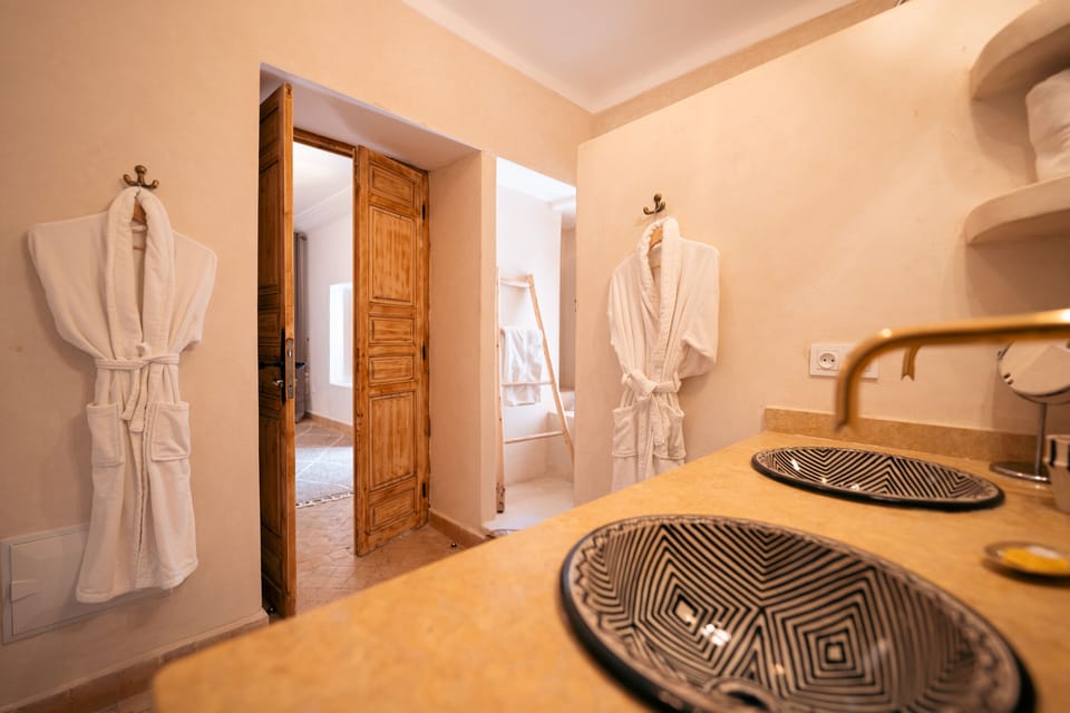 Suite | Bathroom | Shower, free toiletries, hair dryer, towels