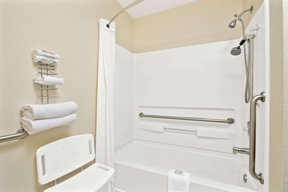 Standard Room, 1 Queen Bed, Accessible | Bathroom | Combined shower/tub, free toiletries, hair dryer, towels