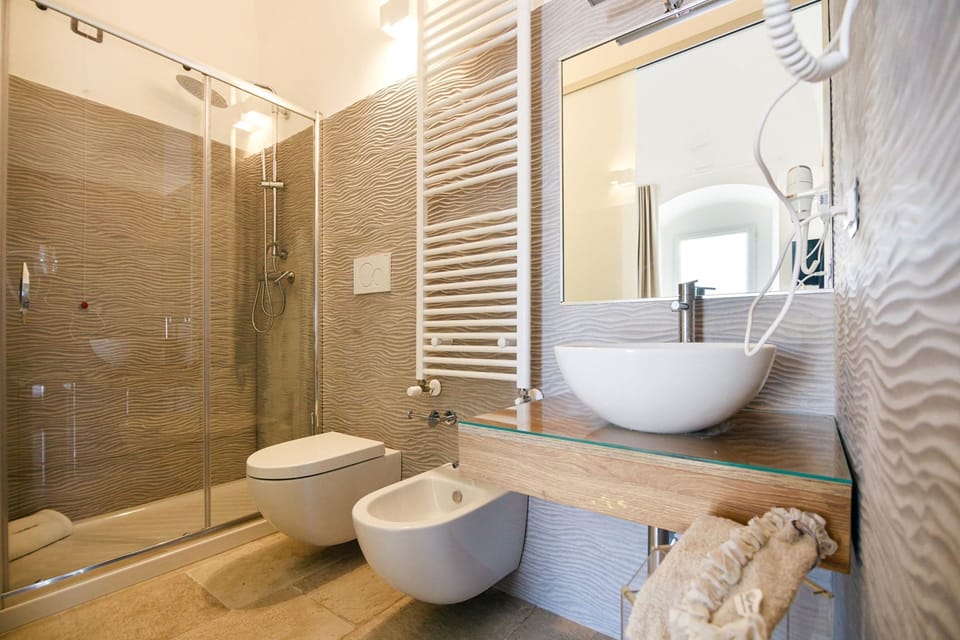 Studio Suite | Bathroom | Shower, rainfall showerhead, free toiletries, hair dryer