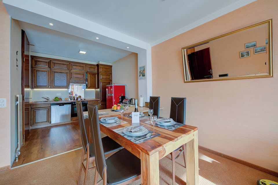 Family Apartment, 2 Bedrooms, 2 Bathrooms, Mountainside (Panorama maggiore apartment - Locarno) | Dining