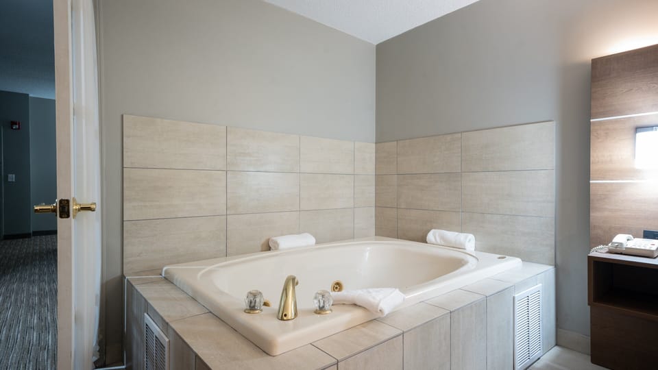 Suite, 1 Bedroom, Jetted Tub | In-room safe, desk, iron/ironing board, rollaway beds (free)