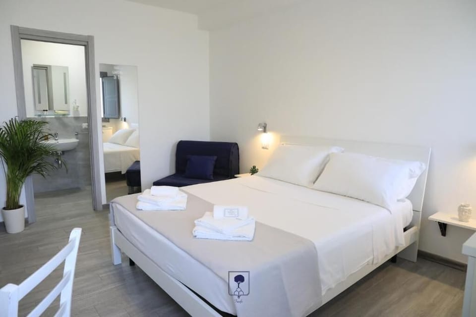 Comfort Room | Egyptian cotton sheets, premium bedding, in-room safe, desk