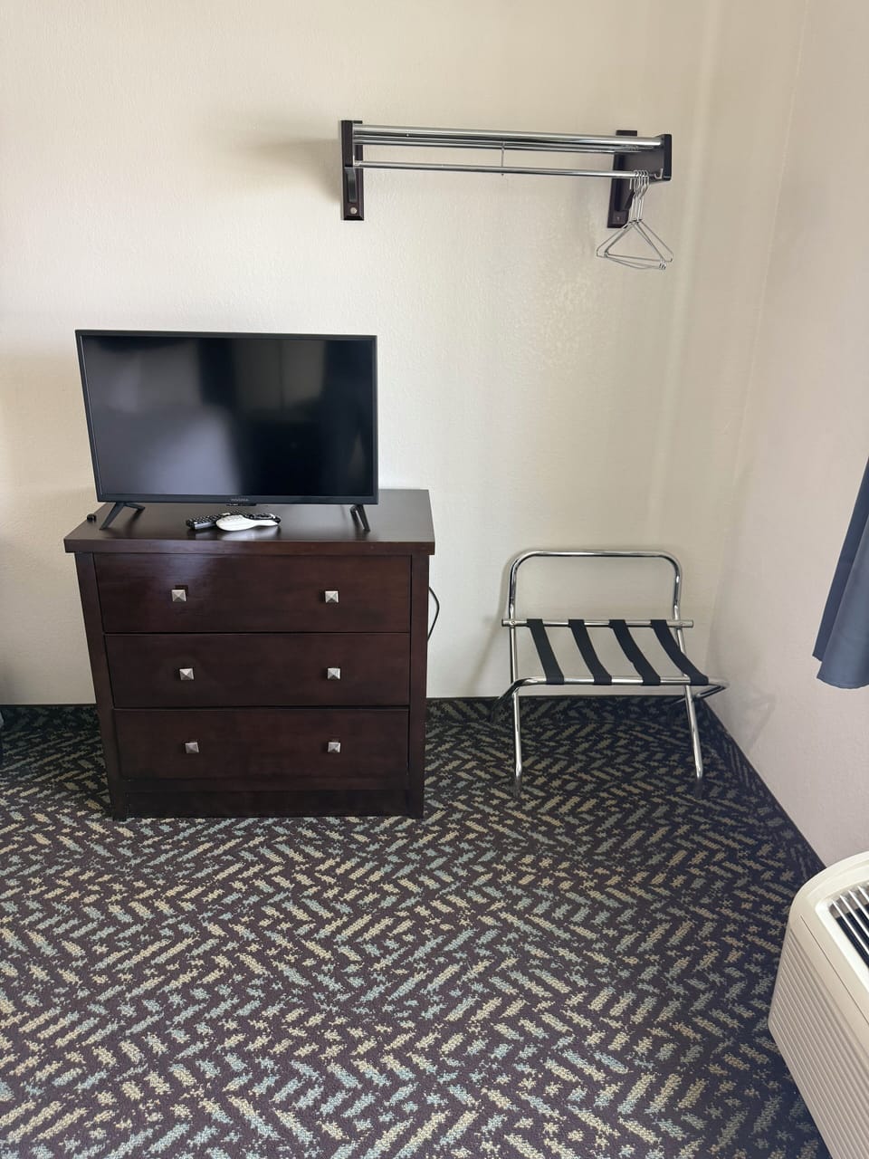 1 Queen Bed with Kitchenette Non-Smoking | Living area | TV