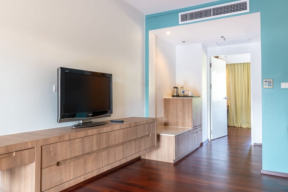 Suite, 1 Bedroom | 1 bedroom, minibar, in-room safe, desk
