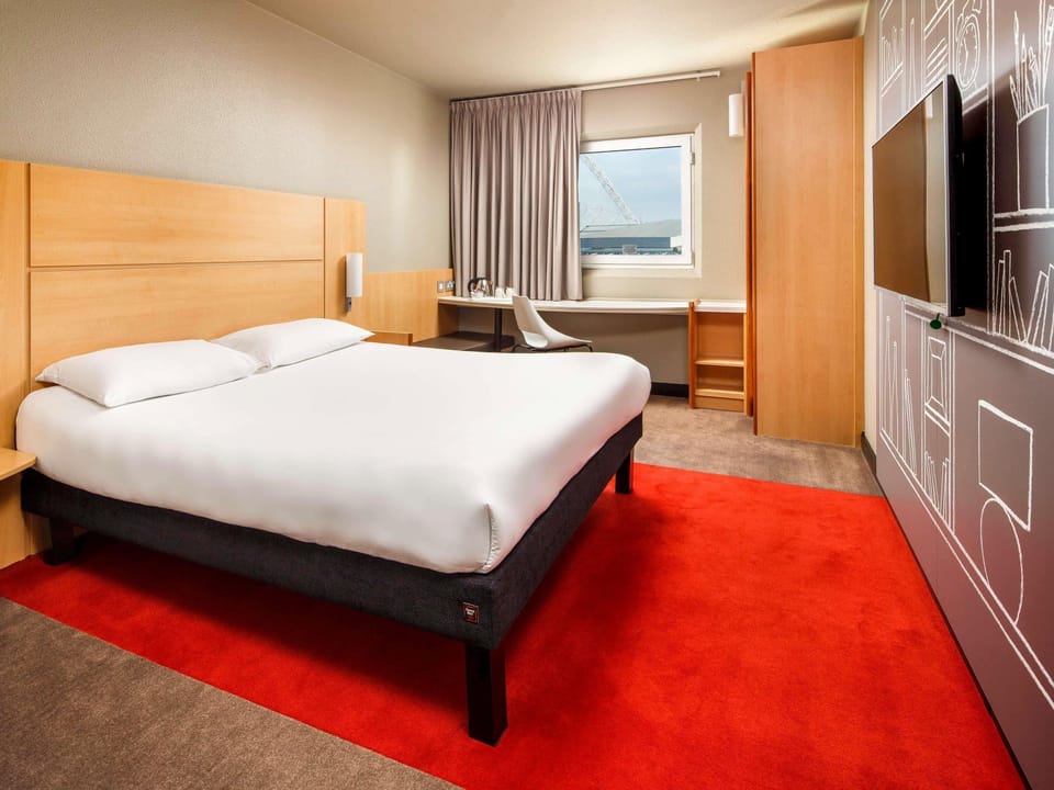 Double Room, 1 Double Bed | Hypo-allergenic bedding, desk, blackout drapes, iron/ironing board