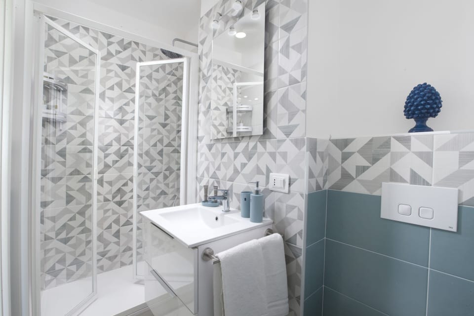 Superior Double Room | Bathroom | Shower, hair dryer, bidet, towels