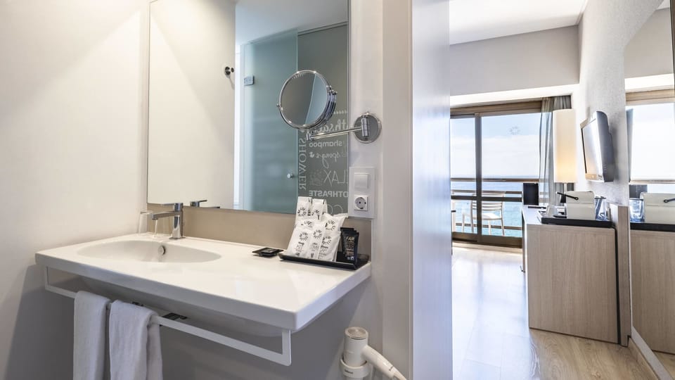 Junior Suite, Sea View | Bathroom | Shower, free toiletries, hair dryer, towels