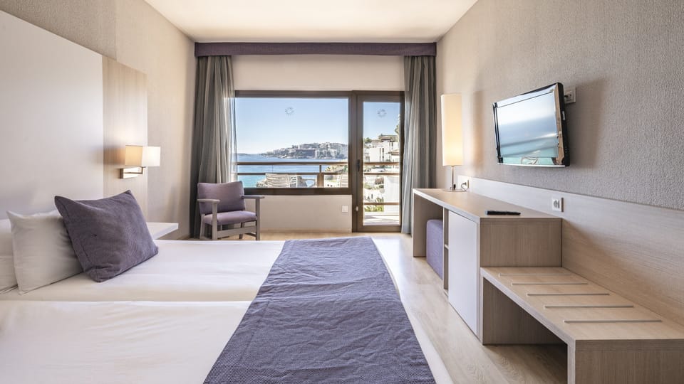 Minibar, in-room safe, desk, free WiFi