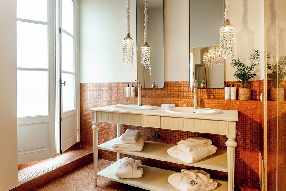 Junior Suite, Terrace | Bathroom | Designer toiletries, hair dryer, slippers, towels
