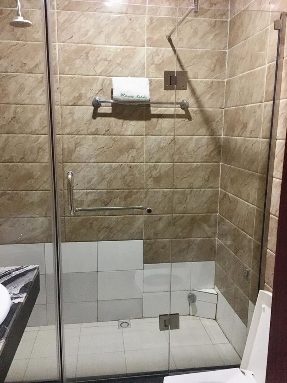 Rainfall showerhead, free toiletries, towels, soap