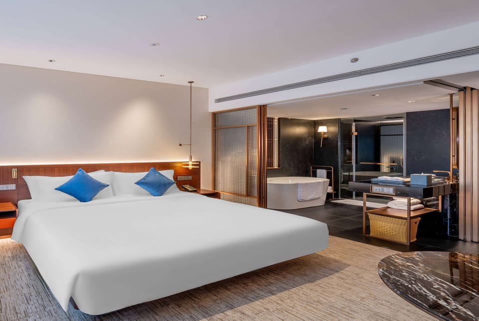 Premier Room, 1 King Bed | Down comforters, pillowtop beds, minibar, in-room safe