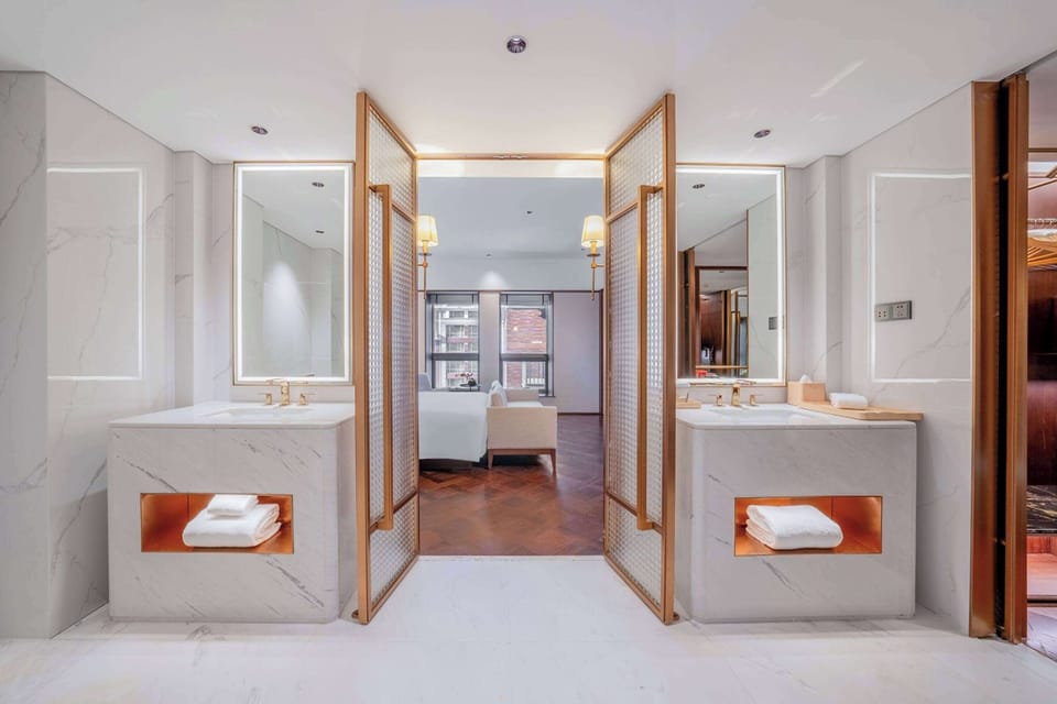 Premier Suite (Deluxe) | Down comforters, pillowtop beds, minibar, in-room safe