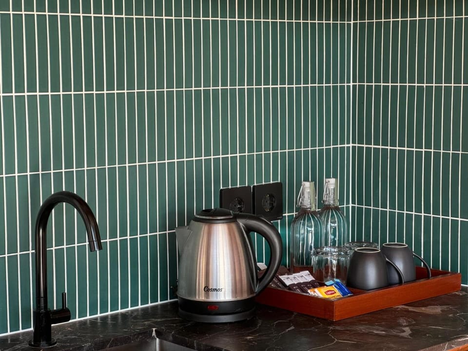 Stovetop, coffee/tea maker, electric kettle, dining tables