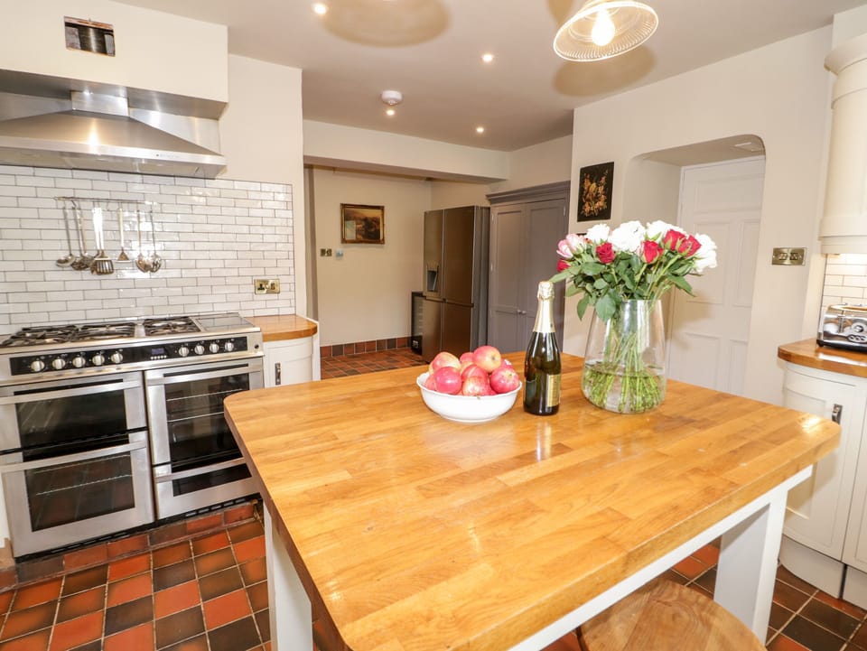 Cottage | Private kitchen | Fridge, dishwasher, electric kettle, toaster
